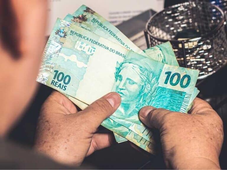 Fir e puer Beneficiaire kann de Betrag vu Bolsa Fam&iacute;lia &euml;m 50% gekierzt ginn
