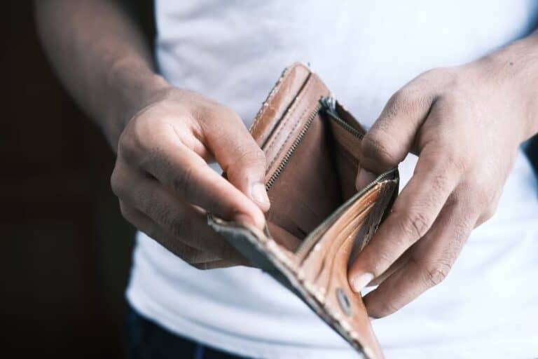 Serasa aponta que mais de 40% da popula&ccedil;&atilde;o DESTE estado tem d&iacute;vidas