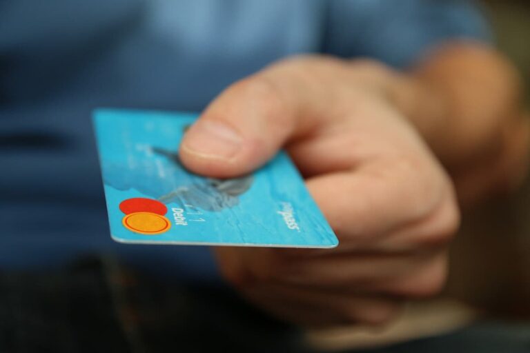 D&iacute;vidas com o cart&atilde;o de cr&eacute;dito diminuem para 28,8%