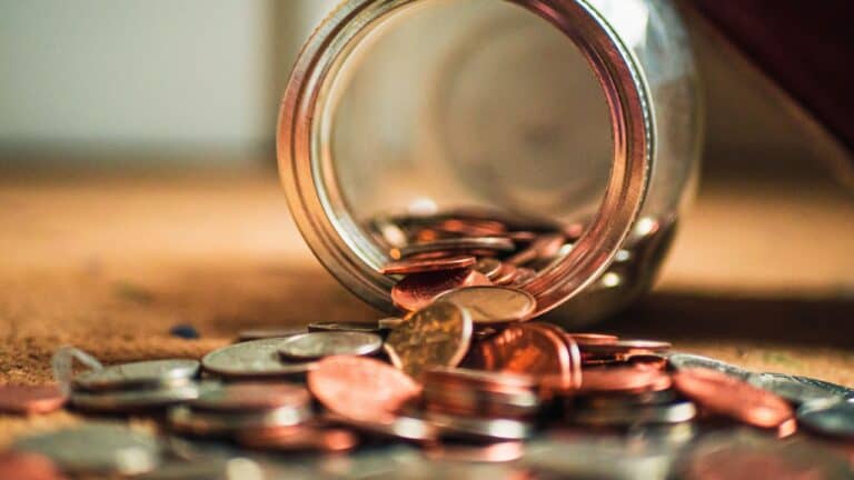 Learn how to save money to travel at the end of the year
