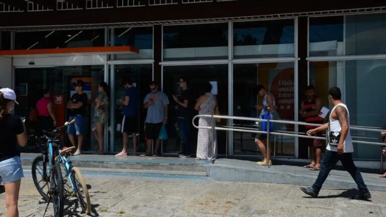 Banks extend service hours