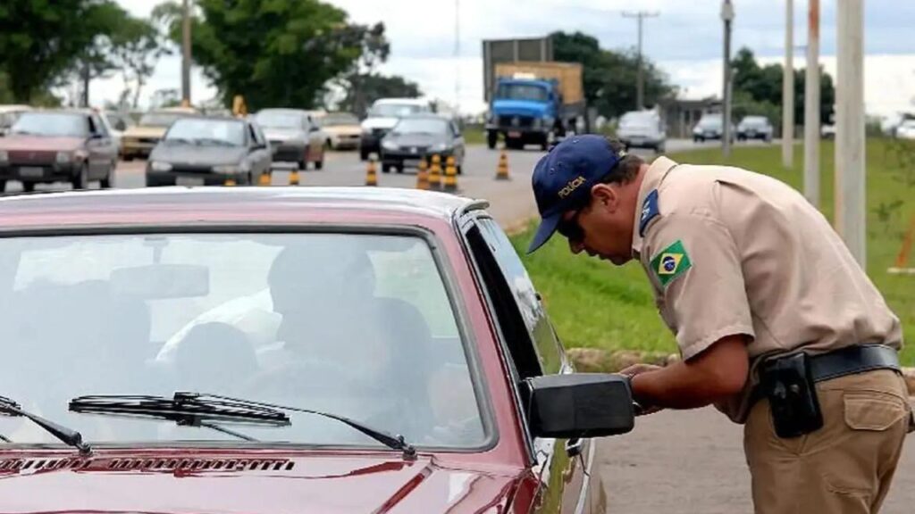 Multa por ver televisão enquanto dirige. Entenda