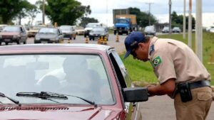 Multa por ver televis&atilde;o enquanto dirige. Entenda